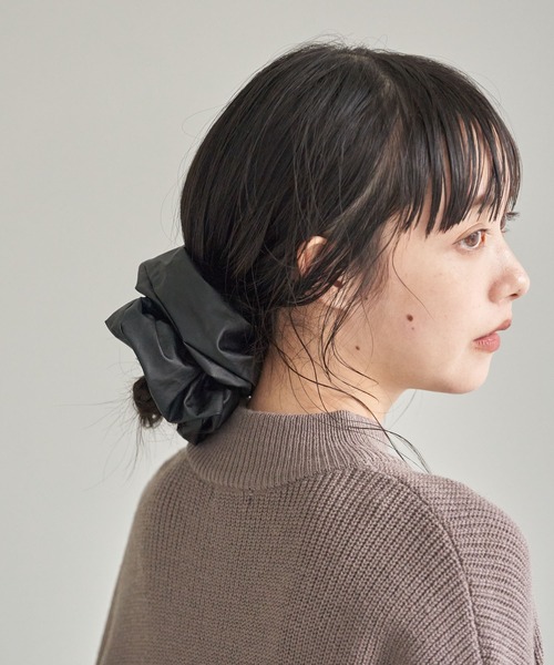 earth music&ecology（アースミュージックアンドエコロジー）の「フェイクレザービッグシュシュ　＊（その他ヘアアクセサリー・レディース・ブラック/アイボリー/モカ/ピンクベージュ・FREE）」の5枚目の写真