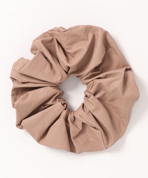 earth music&ecology（アースミュージックアンドエコロジー）の「フェイクレザービッグシュシュ　＊（その他ヘアアクセサリー・レディース・ブラック/アイボリー/モカ/ピンクベージュ・FREE）」の22枚目の写真