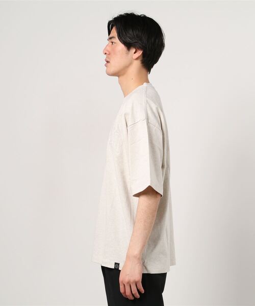 En serio TOKYO(エンソリオトーキョー)の「同色刺繍 アーチロゴ ルーズシルエット Tシャツ(Tシャツ/カットソー・メンズ・ブラック/オフホワイト/サックスブルー/ラベンダー/オートミール/グレイッシュベージュ・L/M)」の9枚目の写真