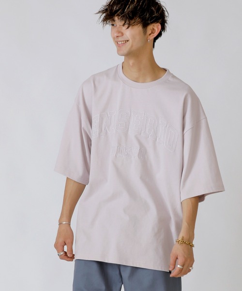 En serio TOKYO(エンソリオトーキョー)の「同色刺繍 アーチロゴ ルーズシルエット Tシャツ(Tシャツ/カットソー・メンズ・ブラック/オフホワイト/サックスブルー/ラベンダー/オートミール/グレイッシュベージュ・L/M)」の6枚目の写真