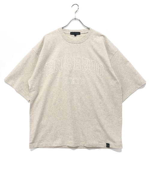 En serio TOKYO(エンソリオトーキョー)の「同色刺繍 アーチロゴ ルーズシルエット Tシャツ(Tシャツ/カットソー・メンズ・ブラック/オフホワイト/サックスブルー/ラベンダー/オートミール/グレイッシュベージュ・L/M)」の3枚目の写真