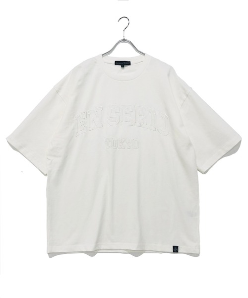 En serio TOKYO(エンソリオトーキョー)の「同色刺繍 アーチロゴ ルーズシルエット Tシャツ(Tシャツ/カットソー・メンズ・ブラック/オフホワイト/サックスブルー/ラベンダー/オートミール/グレイッシュベージュ・L/M)」の1枚目の写真