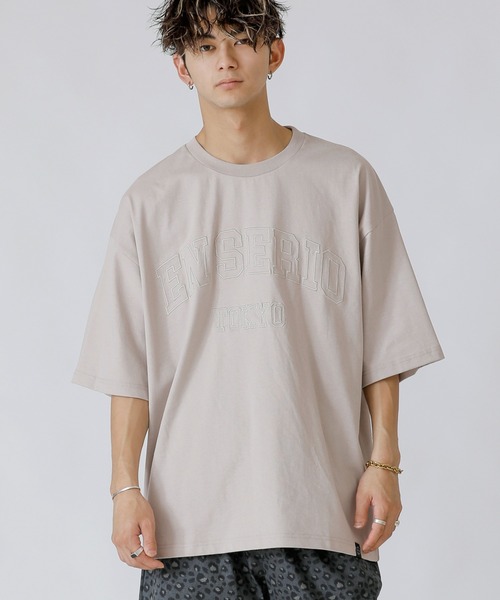 En serio TOKYO(エンソリオトーキョー)の「同色刺繍 アーチロゴ ルーズシルエット Tシャツ(Tシャツ/カットソー・メンズ・ブラック/オフホワイト/サックスブルー/ラベンダー/オートミール/グレイッシュベージュ・L/M)」の4枚目の写真