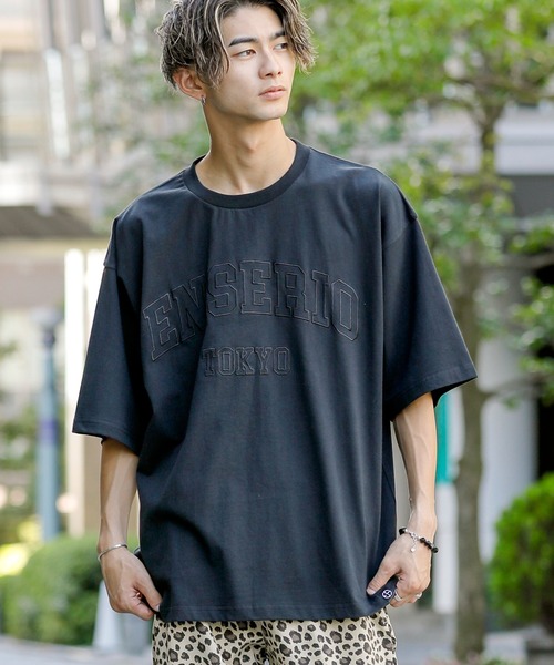 En serio TOKYO(エンソリオトーキョー)の「同色刺繍 アーチロゴ ルーズシルエット Tシャツ(Tシャツ/カットソー・メンズ・ブラック/オフホワイト/サックスブルー/ラベンダー/オートミール/グレイッシュベージュ・L/M)」の2枚目の写真