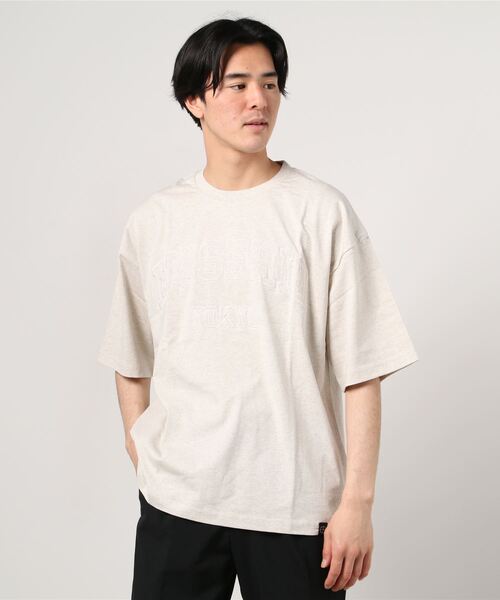 En serio TOKYO(エンソリオトーキョー)の「同色刺繍 アーチロゴ ルーズシルエット Tシャツ(Tシャツ/カットソー・メンズ・ブラック/オフホワイト/サックスブルー/ラベンダー/オートミール/グレイッシュベージュ・L/M)」の10枚目の写真