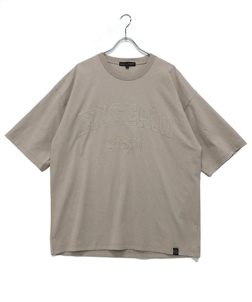 En serio TOKYO(エンソリオトーキョー)の「同色刺繍 アーチロゴ ルーズシルエット Tシャツ(Tシャツ/カットソー・メンズ・ブラック/オフホワイト/サックスブルー/ラベンダー/オートミール/グレイッシュベージュ・L/M)」の20枚目の写真