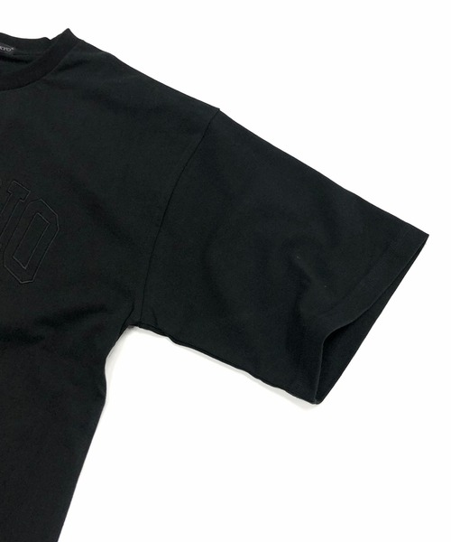 En serio TOKYO(エンソリオトーキョー)の「同色刺繍 アーチロゴ ルーズシルエット Tシャツ(Tシャツ/カットソー・メンズ・ブラック/オフホワイト/サックスブルー/ラベンダー/オートミール/グレイッシュベージュ・L/M)」の17枚目の写真