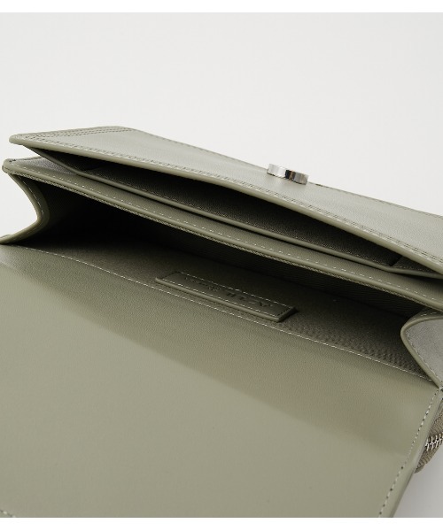 AZUL by moussy(アズールバイマウジー)の「BELT DESIGN WALLET BAG/ベルトデザインウォレットバッグ(ショルダーバッグ・レディース・ブラック/ライトカーキ/アイボリー・FREE)」の9枚目の写真