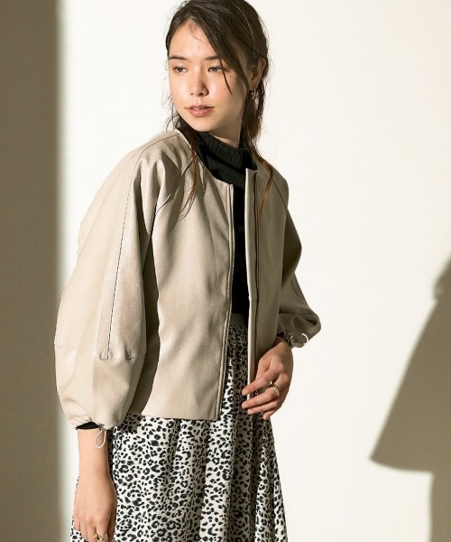 Bou Jeloud(ブージュルード)の「袖コンシャスフェイクレザージャケット(ノーカラージャケット・レディース・ブラック/ベージュ/カーキ・38)」の18枚目の写真