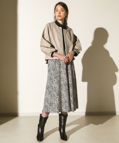 Bou Jeloud(ブージュルード)の「袖コンシャスフェイクレザージャケット(ノーカラージャケット・レディース・ブラック/ベージュ/カーキ・38)」の13枚目の写真