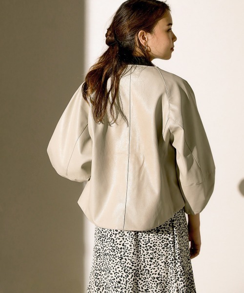 Bou Jeloud(ブージュルード)の「袖コンシャスフェイクレザージャケット(ノーカラージャケット・レディース・ブラック/ベージュ/カーキ・38)」の16枚目の写真