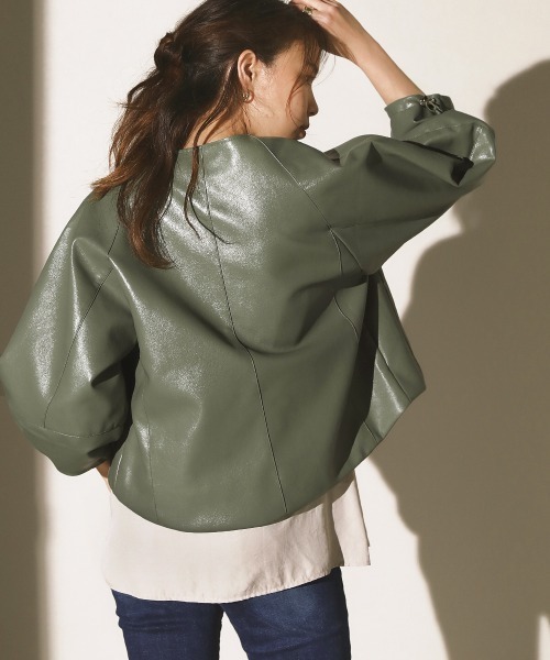 Bou Jeloud(ブージュルード)の「袖コンシャスフェイクレザージャケット(ノーカラージャケット・レディース・ブラック/ベージュ/カーキ・38)」の8枚目の写真