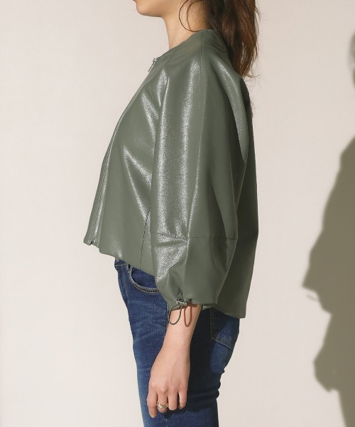 Bou Jeloud(ブージュルード)の「袖コンシャスフェイクレザージャケット(ノーカラージャケット・レディース・ブラック/ベージュ/カーキ・38)」の20枚目の写真