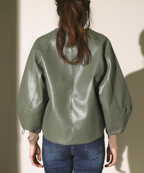 Bou Jeloud(ブージュルード)の「袖コンシャスフェイクレザージャケット(ノーカラージャケット・レディース・ブラック/ベージュ/カーキ・38)」の15枚目の写真