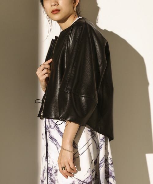 Bou Jeloud(ブージュルード)の「袖コンシャスフェイクレザージャケット(ノーカラージャケット・レディース・ブラック/ベージュ/カーキ・38)」の21枚目の写真