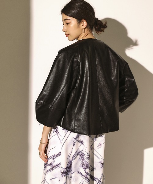 Bou Jeloud(ブージュルード)の「袖コンシャスフェイクレザージャケット(ノーカラージャケット・レディース・ブラック/ベージュ/カーキ・38)」の19枚目の写真