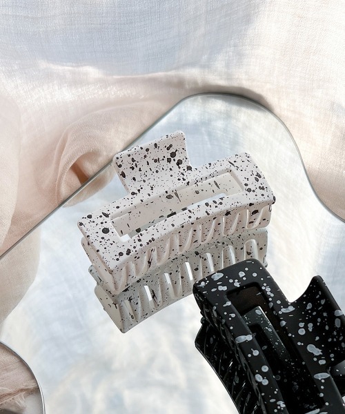 Bab（バブ）の「テラゾーパターンヘアクリップ（バレッタ/ヘアクリップ・レディース・ホワイト/ブラック・ONESIZE）」の2枚目の写真