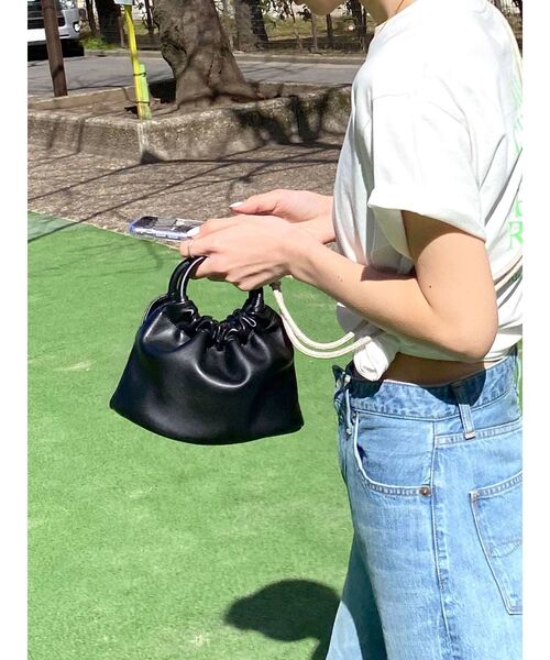 Ungrid（アングリッド）の「ギャザーハンドミニバッグ（ハンドバッグ・レディース・ブラック/オフホワイト/ピンク/イエロー/オレンジ・FREE）」の3枚目の写真