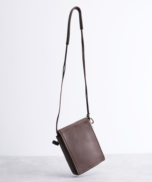 waku（ワク）の「waku ワク / レザーフラップスクエアバッグ（キーリング付き） ミニバッグ スクエアバッグ スマホショルダー / WK-0003（ショルダーバッグ・メンズ・チョコ/ダークオレンジ/ベージュ/ネイビー/ブラック・FREE）」の2枚目の写真