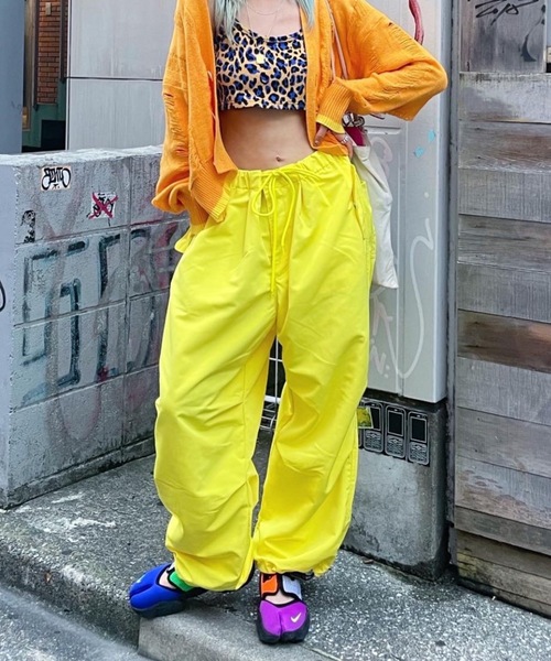 NYLAUS（ナイラス）の「別注 ルーズ スノー パンツ（チノパンツ・メンズ・ホワイト/ブラック/レッド/イエロー/オレンジ/グリーン・LL/L/M）」の4枚目の写真