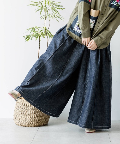 iS ScoLar（イズスカラー）の「523013：蝶ロゴ刺繍ワイドデニム