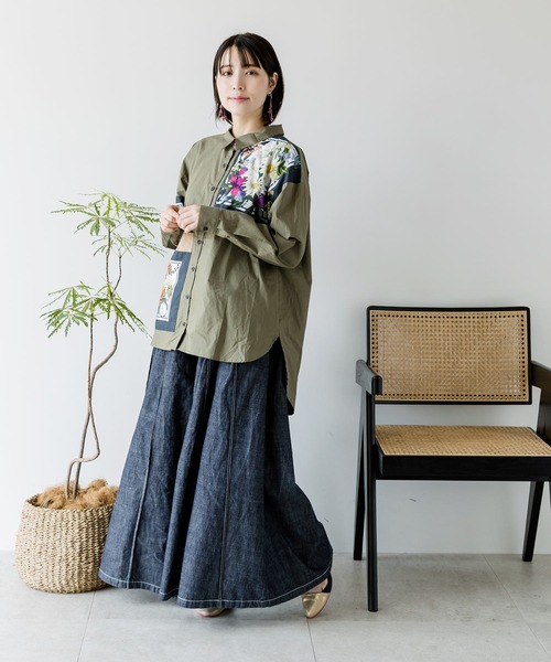 【美品】iS ScoLar イズスカラー 蝶刺繍カーゴパンツ iS ScoLar（イズスカラー）の「523013：蝶ロゴ刺繍ワイドデニム