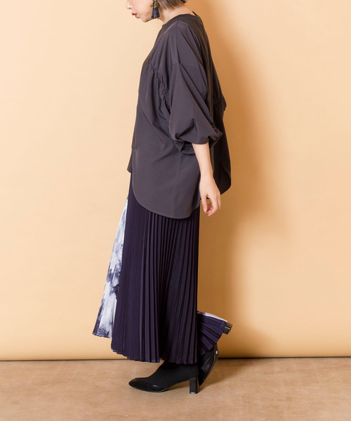 OSMOSIS(オズモーシス)の「【WEB限定アイテム】プリント切替ギャザープルオーバー(スウェット・レディース・ブラック/ライトベージュ/チャコール・ONE SIZE)」の13枚目の写真