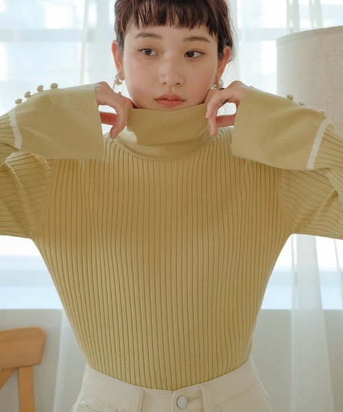 Bab(バブ)の「パイピング袖スリットタートルネックニットプルオーバー(ニット/セーター・レディース・アイボリー/イエロー/レッド/ブラック・FREE)」の6枚目の写真