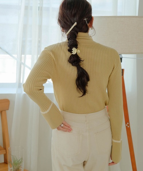 Bab(バブ)の「パイピング袖スリットタートルネックニットプルオーバー(ニット/セーター・レディース・アイボリー/イエロー/レッド/ブラック・FREE)」の9枚目の写真