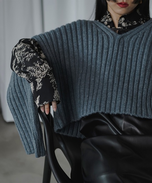 Ezick(エジック)の「Arm slit ワイドリブショートニット(ニット/セーター・レディース・オフホワイト/ブルー/ブラック・FREE)」の4枚目の写真