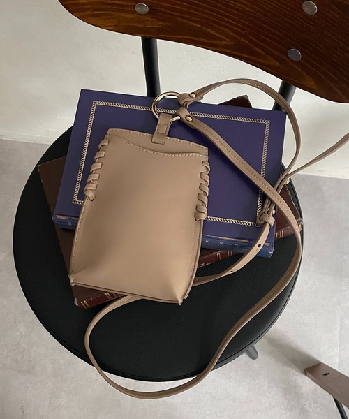 CAPRICIEUX LE'MAGE（カプリシューレマージュ）の「ステッチスマホショルダー（ショルダーバッグ・レディース・ブラック/アイボリー/ブラウン/グレイッシュベージュ・FREE）」の4枚目の写真