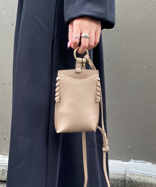 CAPRICIEUX LE'MAGE（カプリシューレマージュ）の「ステッチスマホショルダー（ショルダーバッグ・レディース・ブラック/アイボリー/ブラウン/グレイッシュベージュ・FREE）」の7枚目の写真