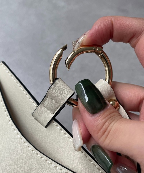 CAPRICIEUX LE'MAGE（カプリシューレマージュ）の「ステッチスマホショルダー（ショルダーバッグ・レディース・ブラック/アイボリー/ブラウン/グレイッシュベージュ・FREE）」の8枚目の写真