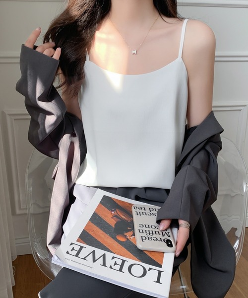 ECLIN（エクラン）の「インナーとしても便利！セクシーサテン風キャミソールトップス（キャミソール・レディース・ブラック/オフホワイト/グレー/モカ・M/L）」の2枚目の写真