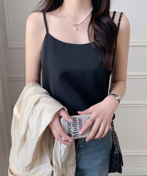ECLIN（エクラン）の「インナーとしても便利！セクシーサテン風キャミソールトップス（キャミソール・レディース・ブラック/オフホワイト/グレー/モカ・M/L）」の3枚目の写真