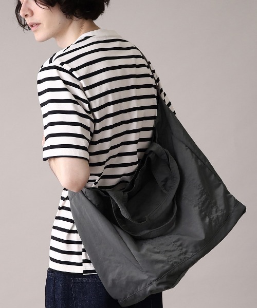 THE SHOP TK (ザ ショップ ティーケー )の「◆2WAYウォッシャブルナイロンビッグショルダーバッグ(ショルダーバッグ・メンズ・ベージュ/ブラック/チャコールグレー・00)」の2枚目の写真