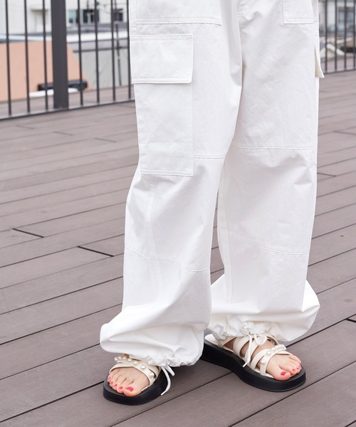 ホワイトカーゴパンツ サスペンダー付き w closet（ダブルクローゼット）の「フリルサスペンダー付きカーゴ