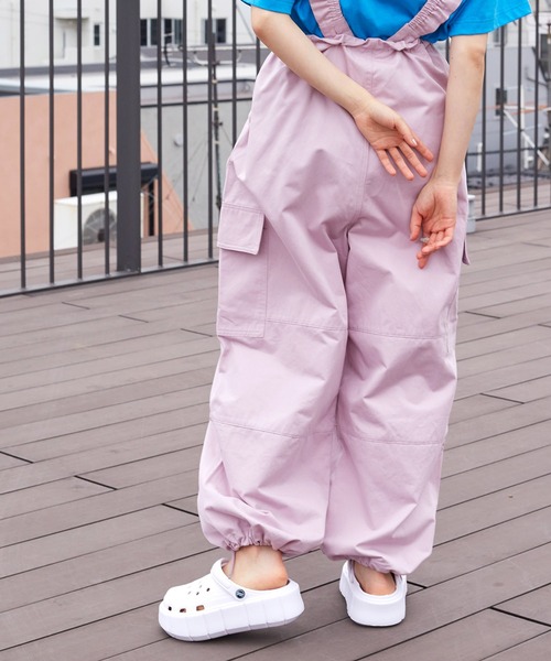 w closet(ダブルクローゼット)の「フリルサスペンダー付きカーゴパンツ(カーゴパンツ・レディース・スミクロ/ピンク/ホワイト・FREE)」の21枚目の写真
