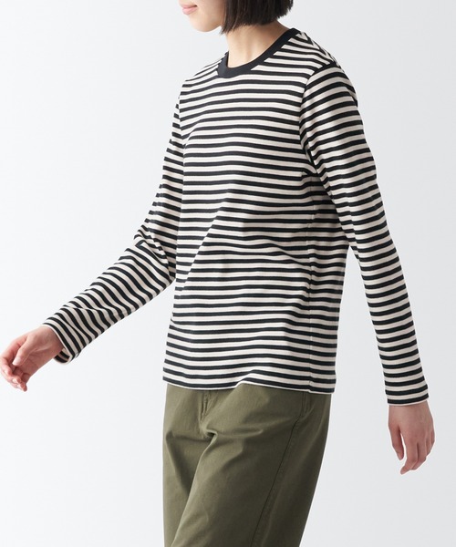 無印良品（ムジルシリョウヒン）の「スムース編みクルーネック長袖Ｔシャツ（Tシャツ/カットソー・レディース・ベージュ系3/ブラック/ブラック系3/ブラウン系3/ライトグレー/グレー系3/ホワイト・M/XS/L/XXL/S/XL）」の4枚目の写真
