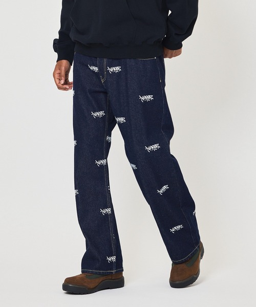 XLARGE(エクストララージ)の「ALLOVER LOGO DENIM PANTS(デニムパンツ・メンズ・インディゴブルー/ブラック・32inch/30inch/36inch/34inch)」の1枚目の写真