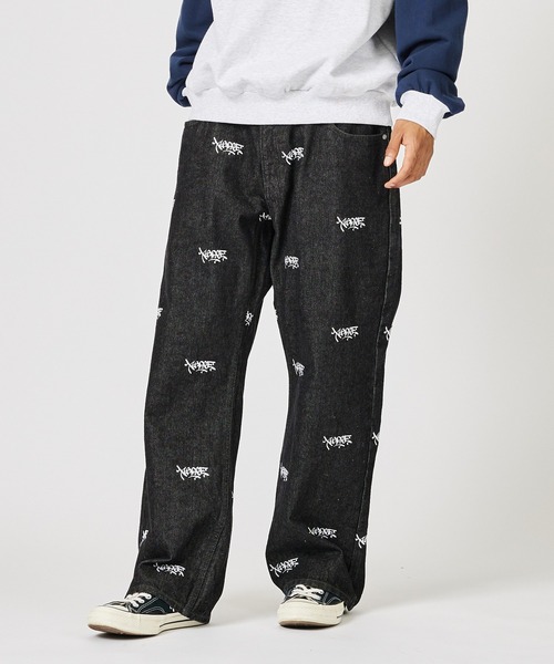 XLARGE(エクストララージ)の「ALLOVER LOGO DENIM PANTS(デニムパンツ・メンズ・インディゴブルー/ブラック・32inch/30inch/36inch/34inch)」の2枚目の写真