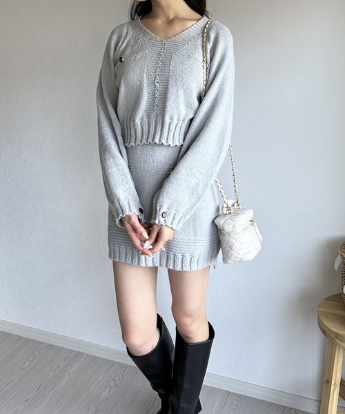 Silly(シリー)の「Vネックニットトップス&ニットスカート(セットアップ・レディース・ピンク/グレー・FREE)」の4枚目の写真