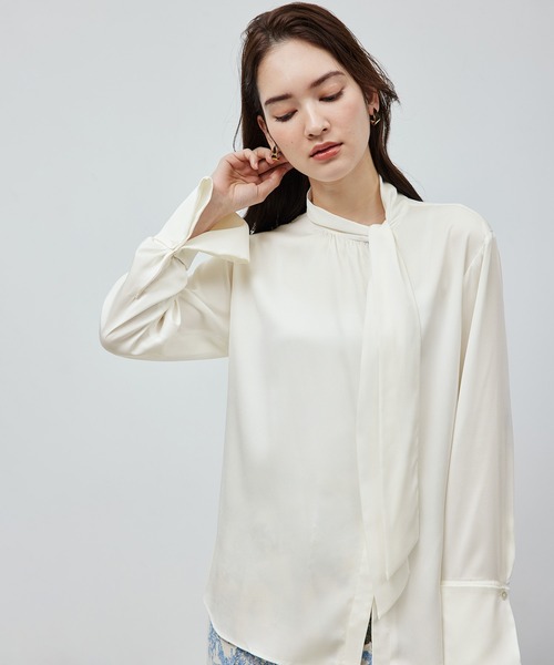 ROPE'(ロペ)の「【雑誌掲載】モノグラムプリントブラウス/無地ボウタイブラウス(シャツ/ブラウス・レディース・オフホワイト/ホワイト系その他5/ピンク系その他2・FREE)」の1枚目の写真