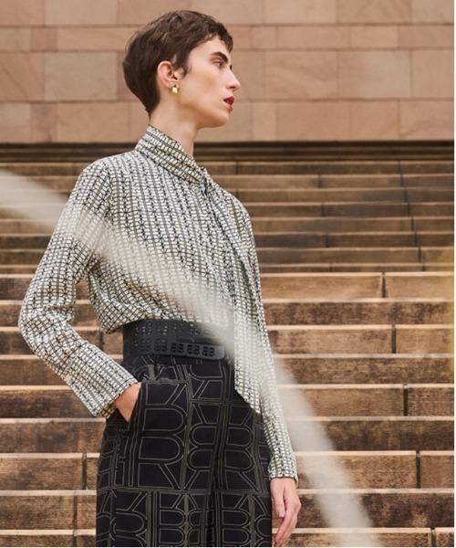 ROPE'(ロペ)の「【雑誌掲載】モノグラムプリントブラウス/無地ボウタイブラウス(シャツ/ブラウス・レディース・オフホワイト/ホワイト系その他5/ピンク系その他2・FREE)」の2枚目の写真