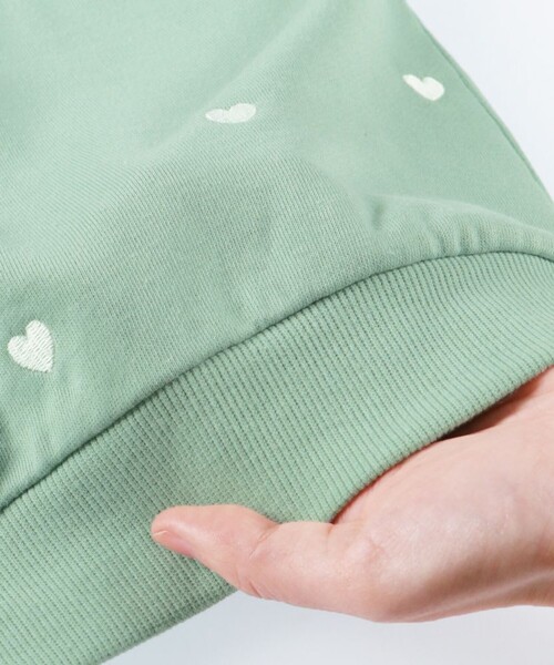 BRANSHES（ブランシェス）の「ハート総柄刺繍トレーナー（スウェット・キッズ・オフホワイト/ライトグリーン・130/150/110/120/100/90/140）」の11枚目の写真