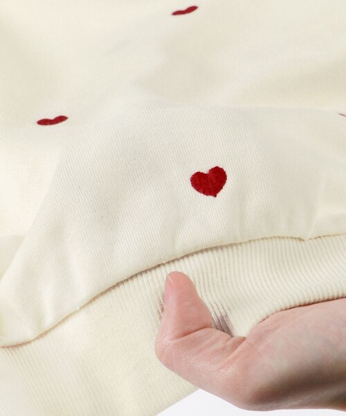 BRANSHES（ブランシェス）の「ハート総柄刺繍トレーナー（スウェット・キッズ・オフホワイト/ライトグリーン・130/150/110/120/100/90/140）」の19枚目の写真