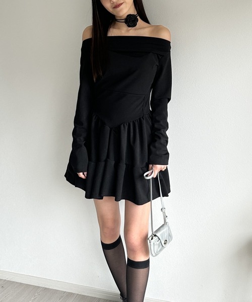 Silly(シリー)の「【色っぽ春コーデに◎】オフショルティアードミニワンピース(ワンピース・レディース・アイボリー/ブラック・LARGE/MEDIUM/SMALL)」の14枚目の写真