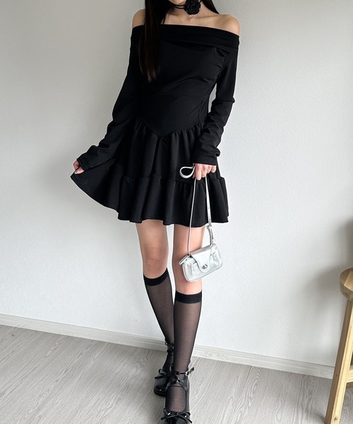 Silly(シリー)の「【色っぽ春コーデに◎】オフショルティアードミニワンピース(ワンピース・レディース・アイボリー/ブラック・LARGE/MEDIUM/SMALL)」の18枚目の写真