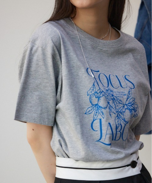 AZUL by moussy(アズールバイマウジー)の「フルーツTシャツ(Tシャツ/カットソー・レディース・ブラック/オフホワイト/杢グレー・FREE)」の1枚目の写真
