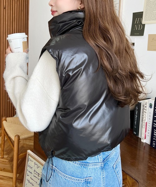 moment+（モーメントプラス）の「ファイバーダウンメタリックショートベスト（ダウンベスト・レディース・ブラック/シルバー/アイボリー・M/L）」の15枚目の写真